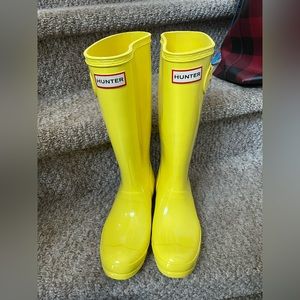 Barley worn yellow hunter rain boots size W6.5